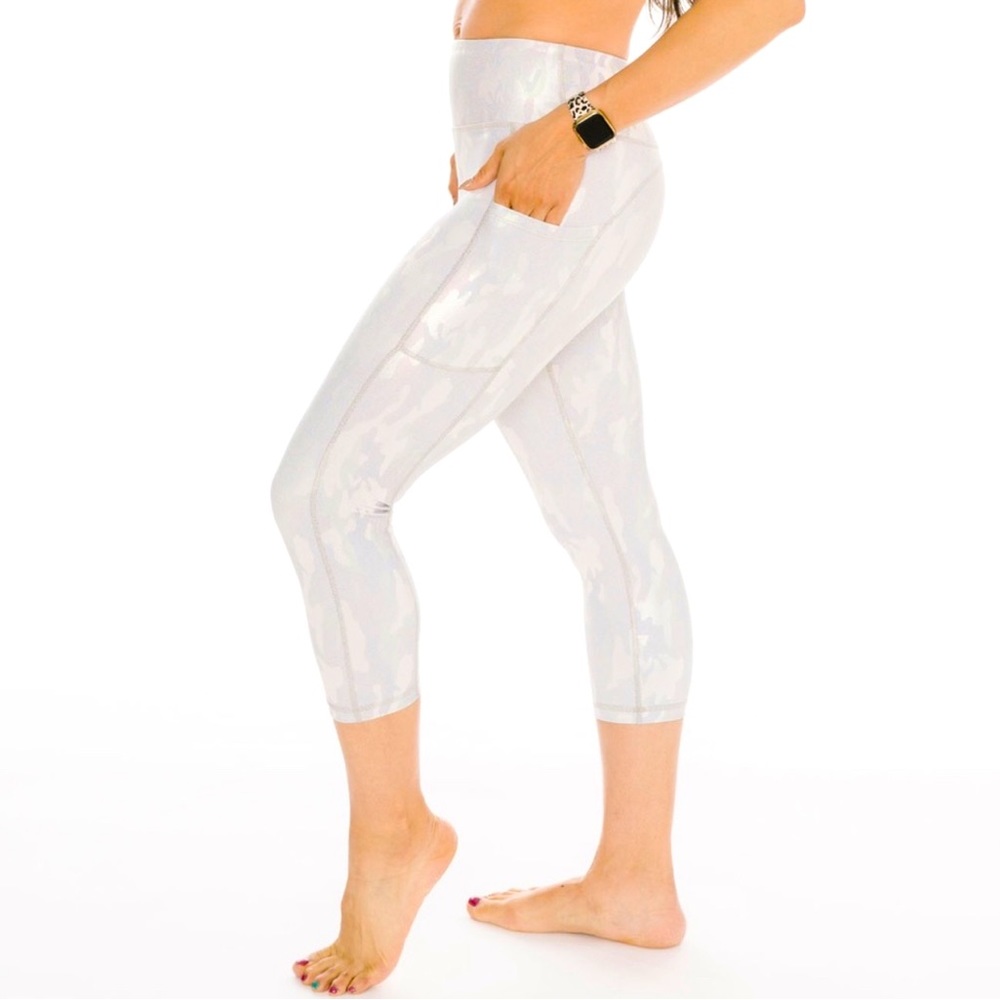 ZYIA Silver Camo Metallic Pocket Light n Tight Hi-Rise Capri 20" Leggings Sz M